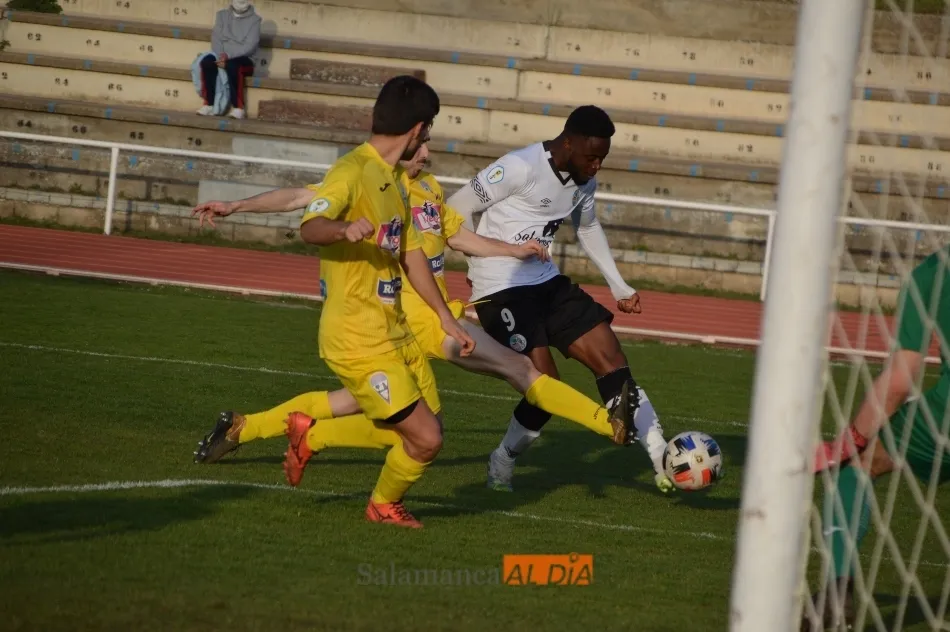 Foto 5 - El filial del Salamanca UDS se estrella con los palos y Guill&eacute;n termina expulsado en el empate con ...