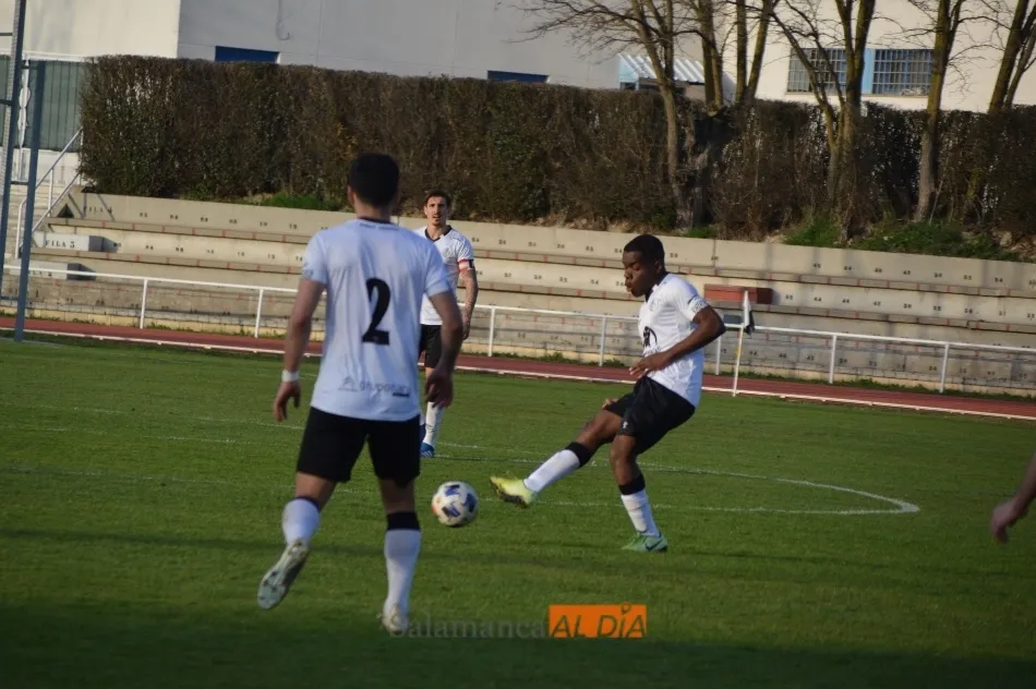 Foto 3 - El filial del Salamanca UDS se estrella con los palos y Guill&eacute;n termina expulsado en el empate con ...