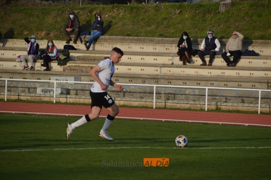 Foto 2 - El filial del Salamanca UDS se estrella con los palos y Guill&eacute;n termina expulsado en el empate con ...
