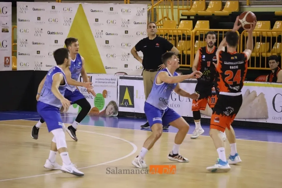 Sandro Gagic realiza un pase a un compañero / Lydia González