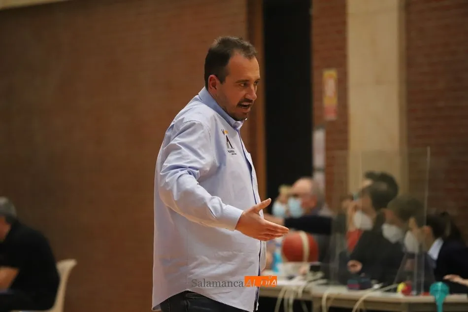Foto 9 - Dura derrota del Aquimisa Carbajosa ante el l&iacute;der Juaristi (63-80)