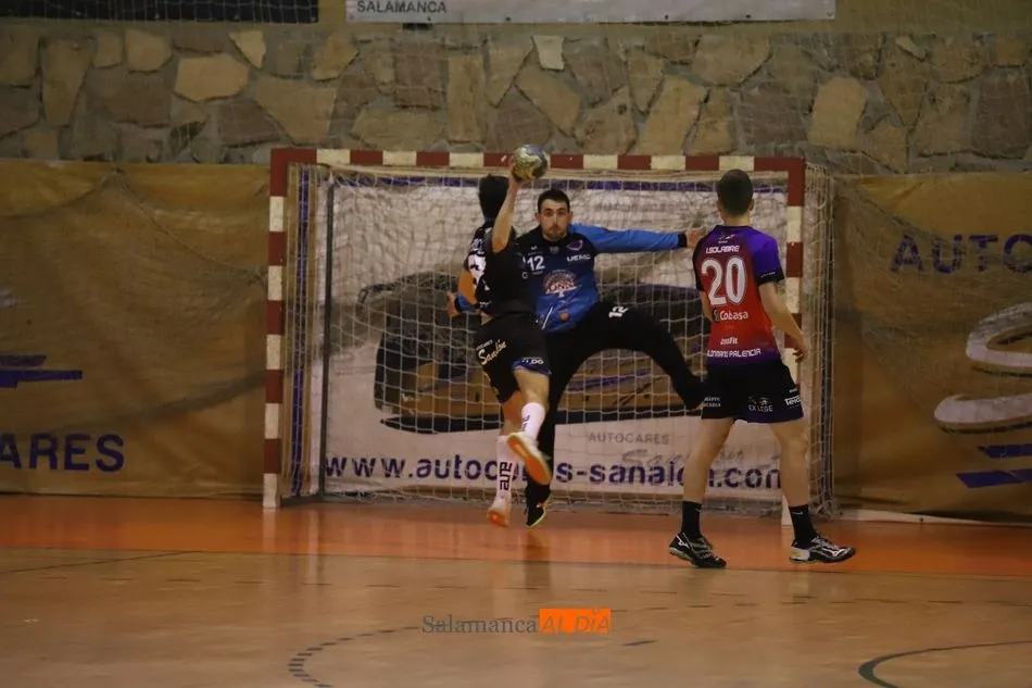 Foto 10 - El BM Salamanca vence al Balopal en un competido encuentro (34-33)