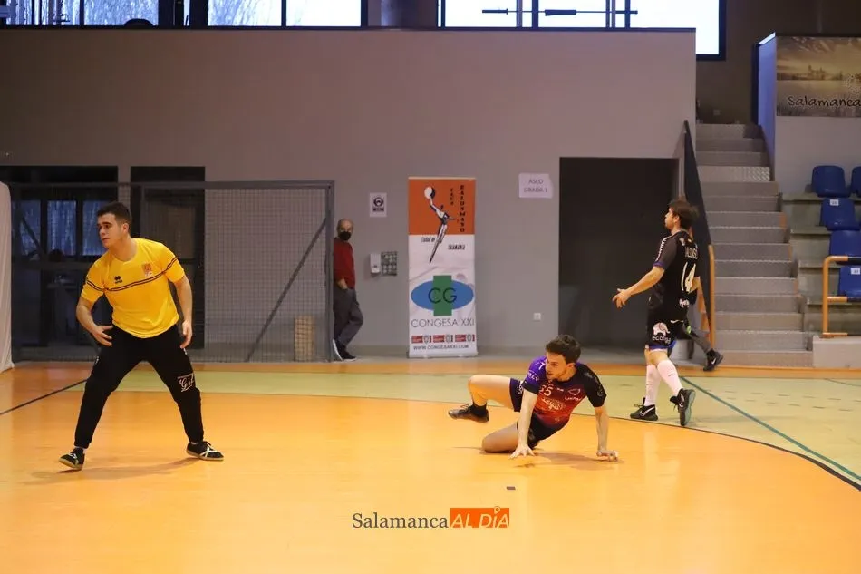 Foto 9 - El BM Salamanca vence al Balopal en un competido encuentro (34-33)