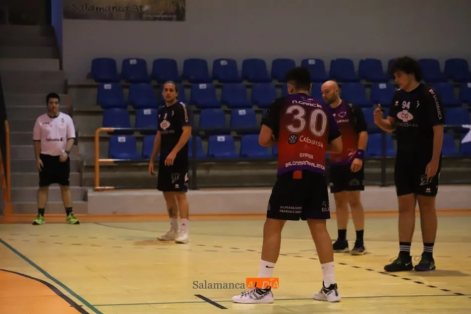 Foto 8 - El BM Salamanca vence al Balopal en un competido encuentro (34-33)