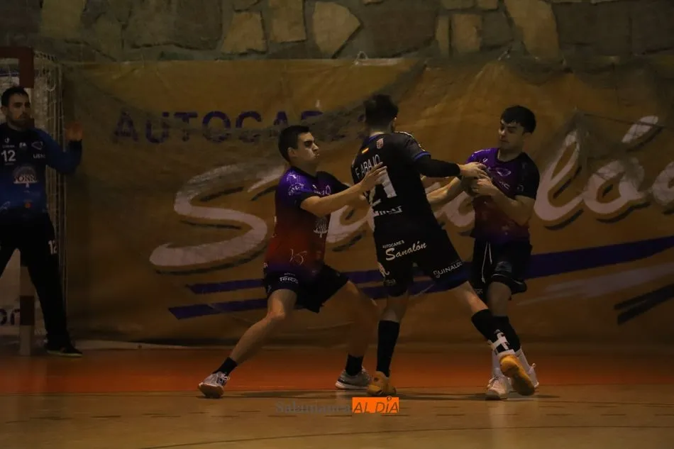 Foto 4 - El BM Salamanca vence al Balopal en un competido encuentro (34-33)