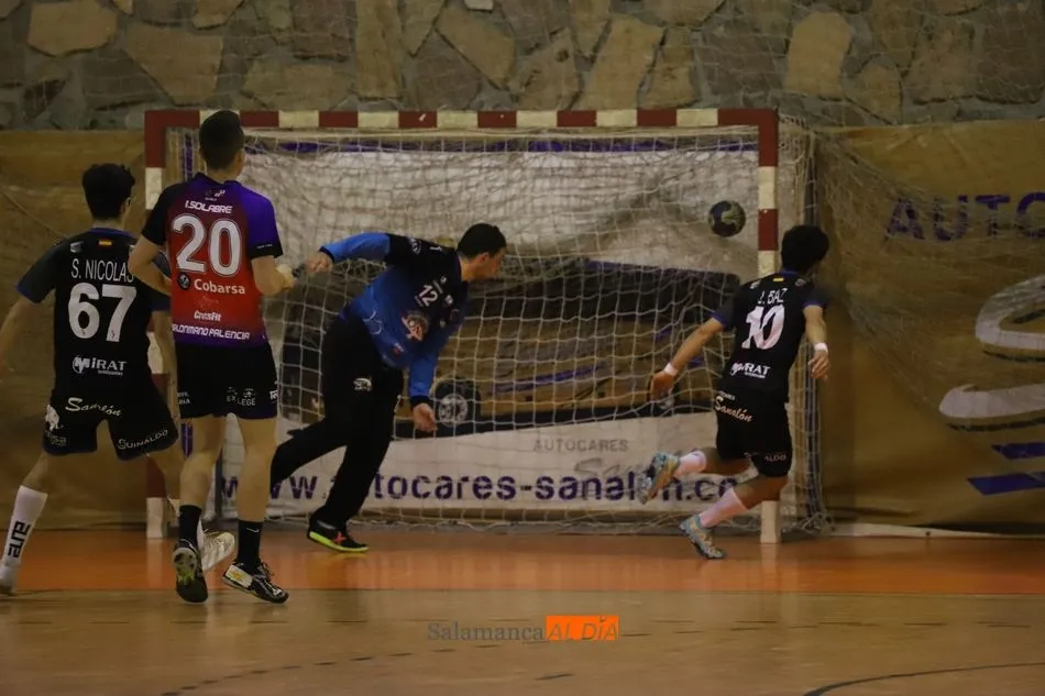 Foto 3 - El BM Salamanca vence al Balopal en un competido encuentro (34-33)