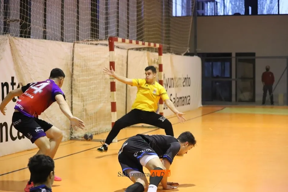 Foto 2 - El BM Salamanca vence al Balopal en un competido encuentro (34-33)