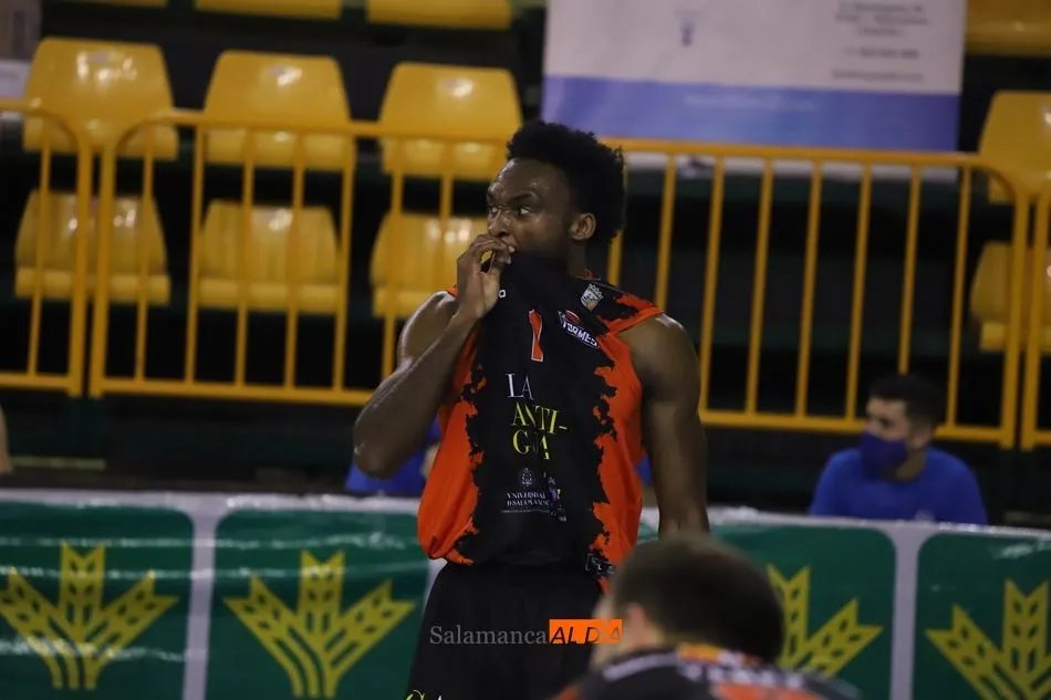 Foto 10 - El CB Tormes saca su poder&iacute;o para dejar KO al Bezana (77-68)