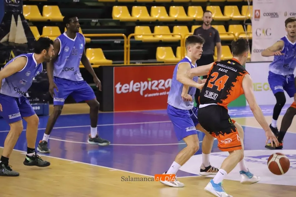 Foto 9 - El CB Tormes saca su poder&iacute;o para dejar KO al Bezana (77-68)
