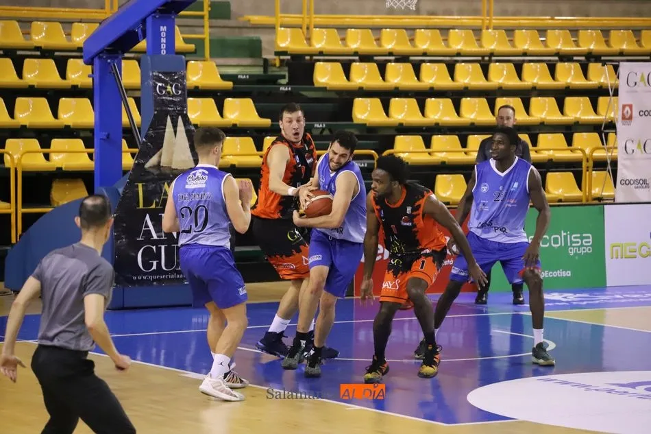 Foto 8 - El CB Tormes saca su poder&iacute;o para dejar KO al Bezana (77-68)