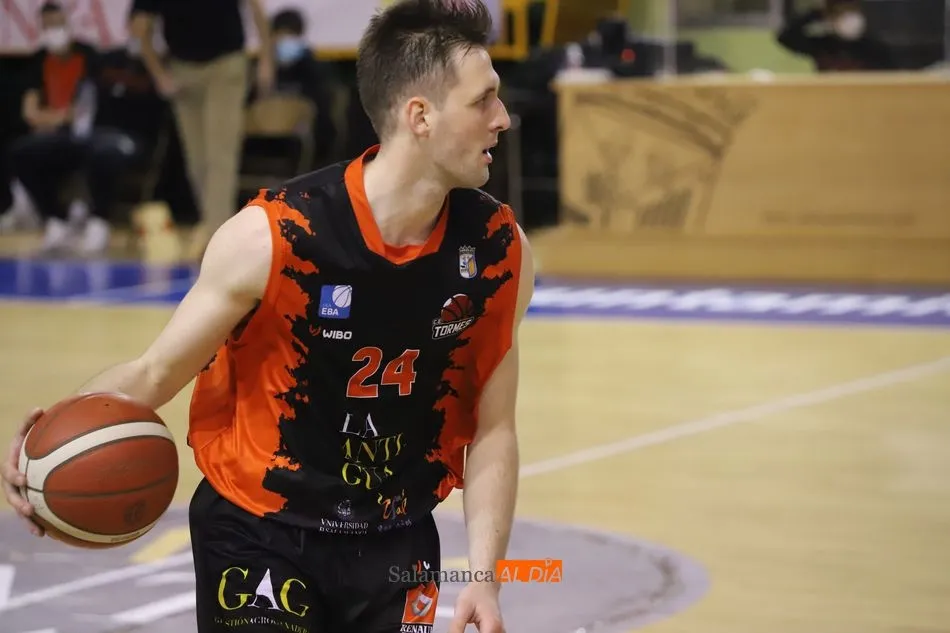 Foto 7 - El CB Tormes saca su poder&iacute;o para dejar KO al Bezana (77-68)