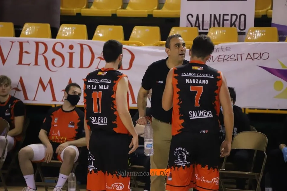 Foto 6 - El CB Tormes saca su poder&iacute;o para dejar KO al Bezana (77-68)
