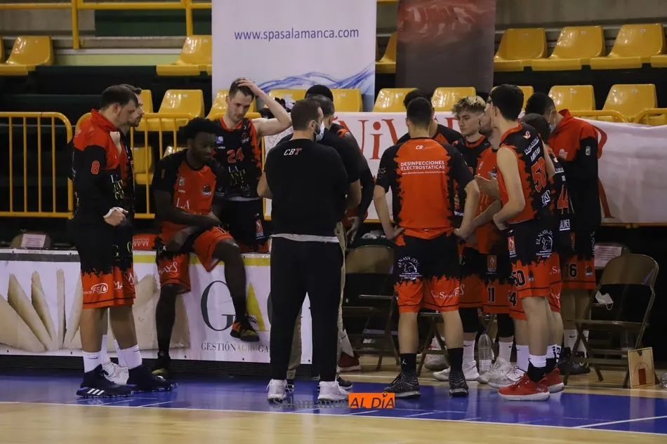 Foto 5 - El CB Tormes saca su poder&iacute;o para dejar KO al Bezana (77-68)