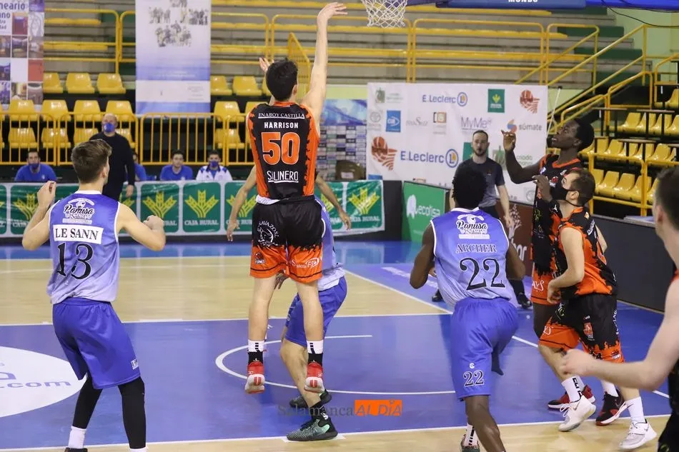 Foto 3 - El CB Tormes saca su poder&iacute;o para dejar KO al Bezana (77-68)