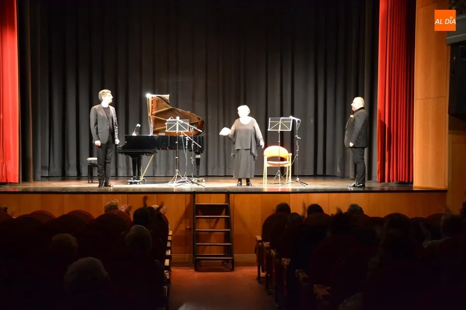 Foto 6 - Mar&iacute;a Galiana encandila al p&uacute;blico de Ciudad Rodrigo, de la cual dijo que &ldquo;me gusta mucho&rdquo;  