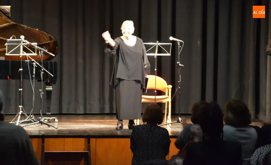 Foto 2 - Mar&iacute;a Galiana encandila al p&uacute;blico de Ciudad Rodrigo, de la cual dijo que &ldquo;me gusta mucho&rdquo;  