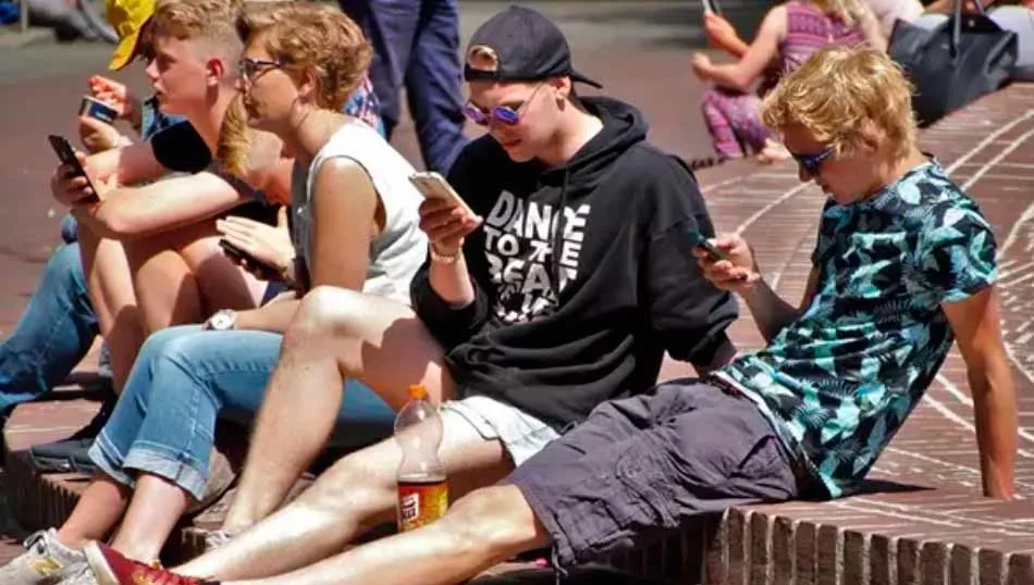 Síndrome de text neck: así afecta escribir con un smartphone a nuestra columna  