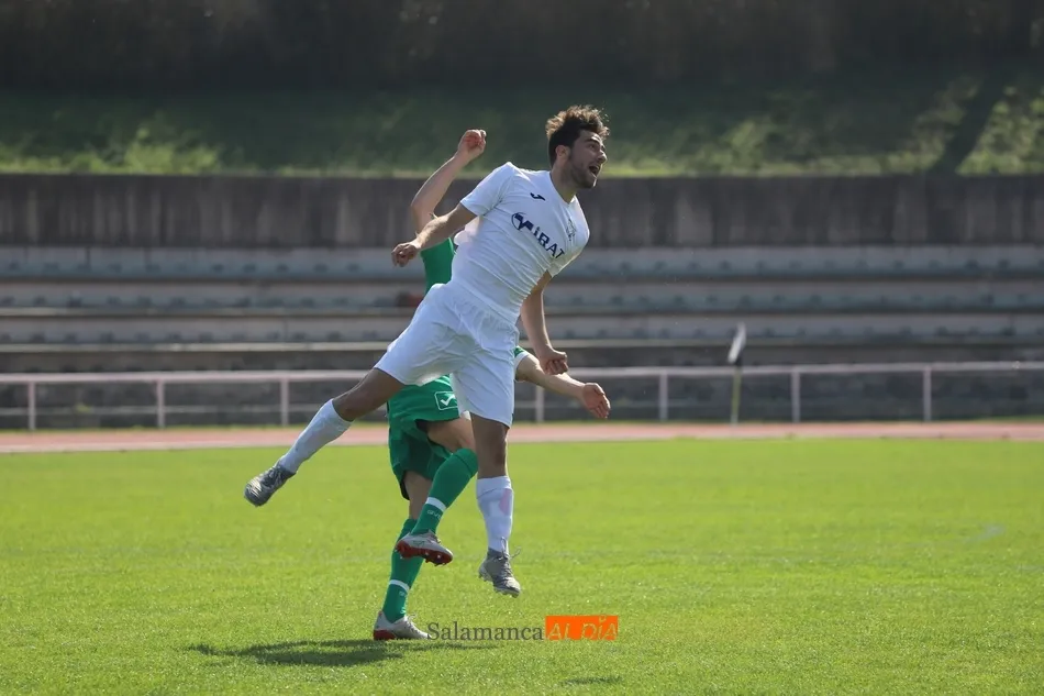 Foto 10 - El Ribert de Jehu vuelve a tirar de pegada para superar al Coreses y seguir l&iacute;der de la Regional...