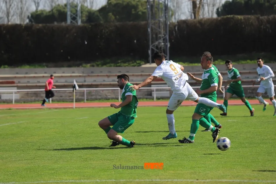Foto 5 - El Ribert de Jehu vuelve a tirar de pegada para superar al Coreses y seguir l&iacute;der de la Regional...