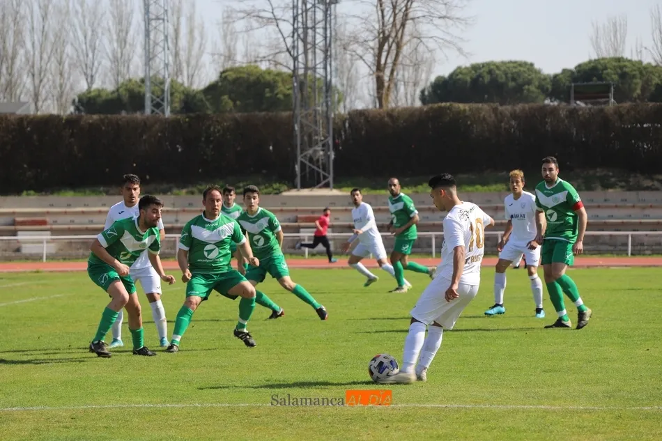 Foto 4 - El Ribert de Jehu vuelve a tirar de pegada para superar al Coreses y seguir l&iacute;der de la Regional...