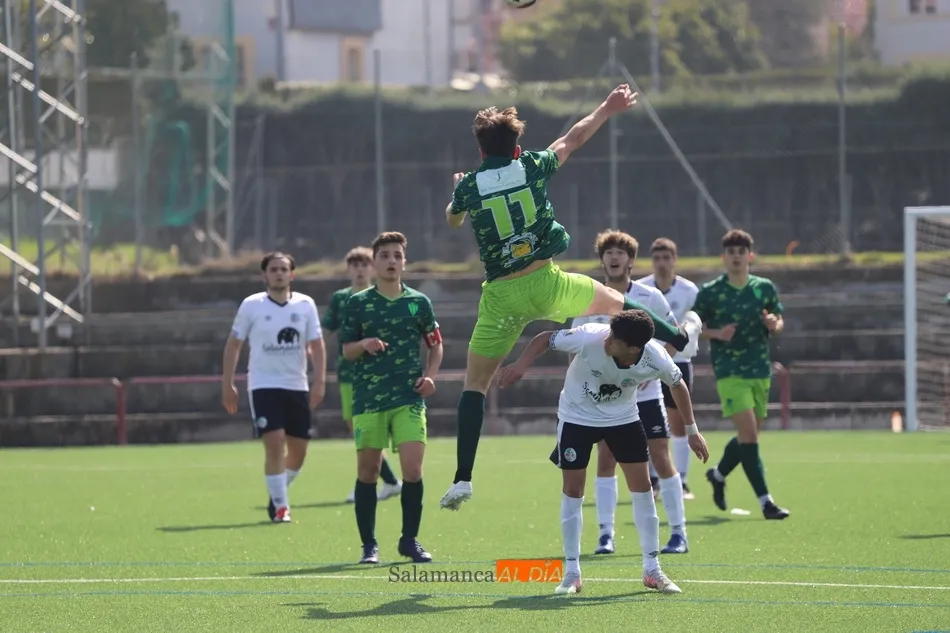 Foto 4 - El Guijuelo gana el derbi de Juvenil Regional al Salamanca UDS y se coloca segundo (0-2)
