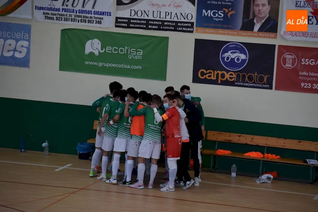 Conjura de los jugadores del Piensos Durán Albense antes de un partido / Pedro Zaballos