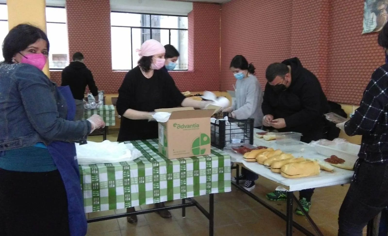 Foto 4 - Manos Unidas reparte casi 300 bocadillos en su novedosa Operaci&oacute;n Bocata a domicilio  