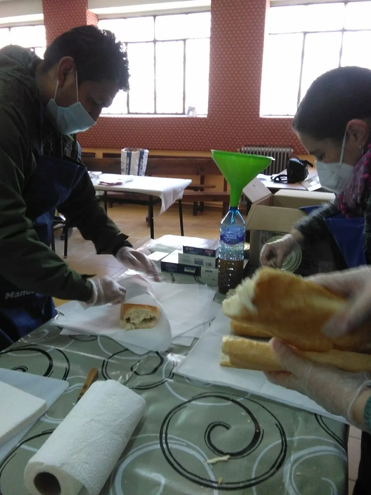 Foto 5 - Manos Unidas reparte casi 300 bocadillos en su novedosa Operaci&oacute;n Bocata a domicilio  