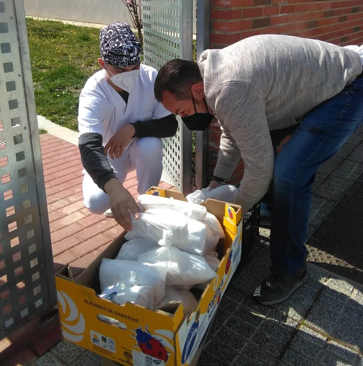 Foto 2 - Manos Unidas reparte casi 300 bocadillos en su novedosa Operaci&oacute;n Bocata a domicilio  