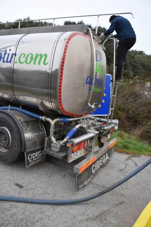 Foto 8 - La odisea de los ganaderos de La Bouza para hacer llegar su leche a una industria de Portugal  