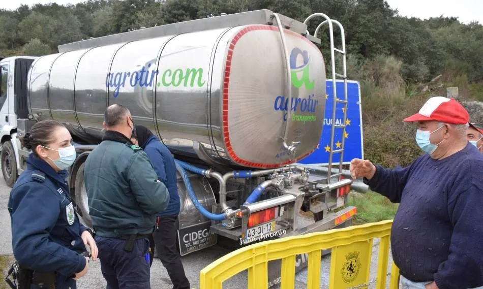 Foto 5 - La odisea de los ganaderos de La Bouza para hacer llegar su leche a una industria de Portugal  