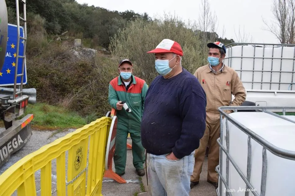 Foto 6 - La odisea de los ganaderos de La Bouza para hacer llegar su leche a una industria de Portugal  