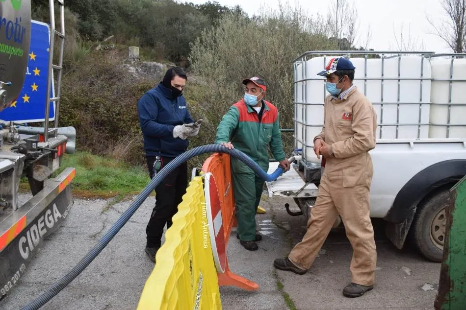 Los ganaderos españoles, bajo la supervisión de la policía portuguesa, entregan su producción de leche de oveja a una industria de productos lácteos | Fotos Juan Antonio Martín