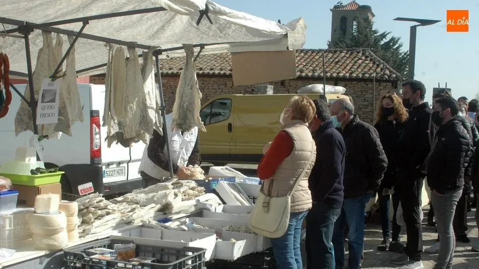 El bacalao salado no faltó en el mercadillo de Trabanca / SILVESTRE