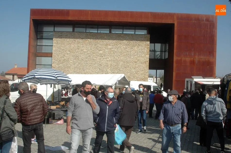 Foto 11 - El mercadillo de Trabanca acoge una buena afluencia de p&uacute;blico en su edici&oacute;n del mes de marzo  