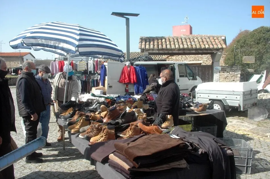 Foto 8 - El mercadillo de Trabanca acoge una buena afluencia de p&uacute;blico en su edici&oacute;n del mes de marzo  