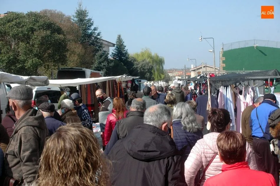 Foto 7 - El mercadillo de Trabanca acoge una buena afluencia de p&uacute;blico en su edici&oacute;n del mes de marzo  