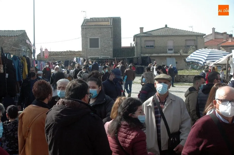 Foto 6 - El mercadillo de Trabanca acoge una buena afluencia de p&uacute;blico en su edici&oacute;n del mes de marzo  