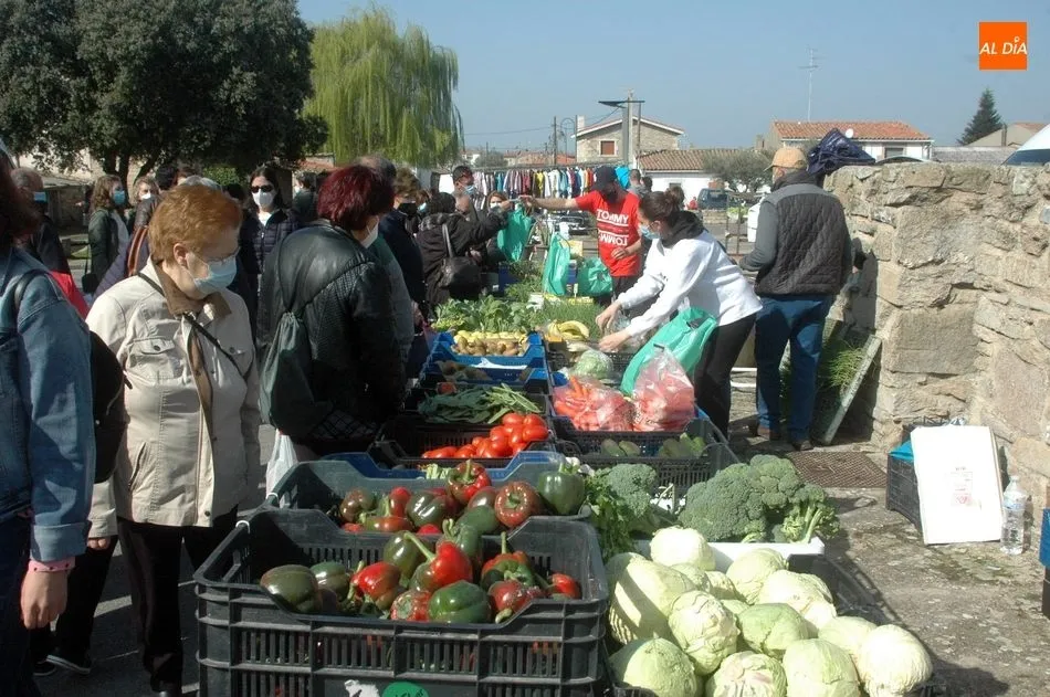 Foto 4 - El mercadillo de Trabanca acoge una buena afluencia de p&uacute;blico en su edici&oacute;n del mes de marzo  