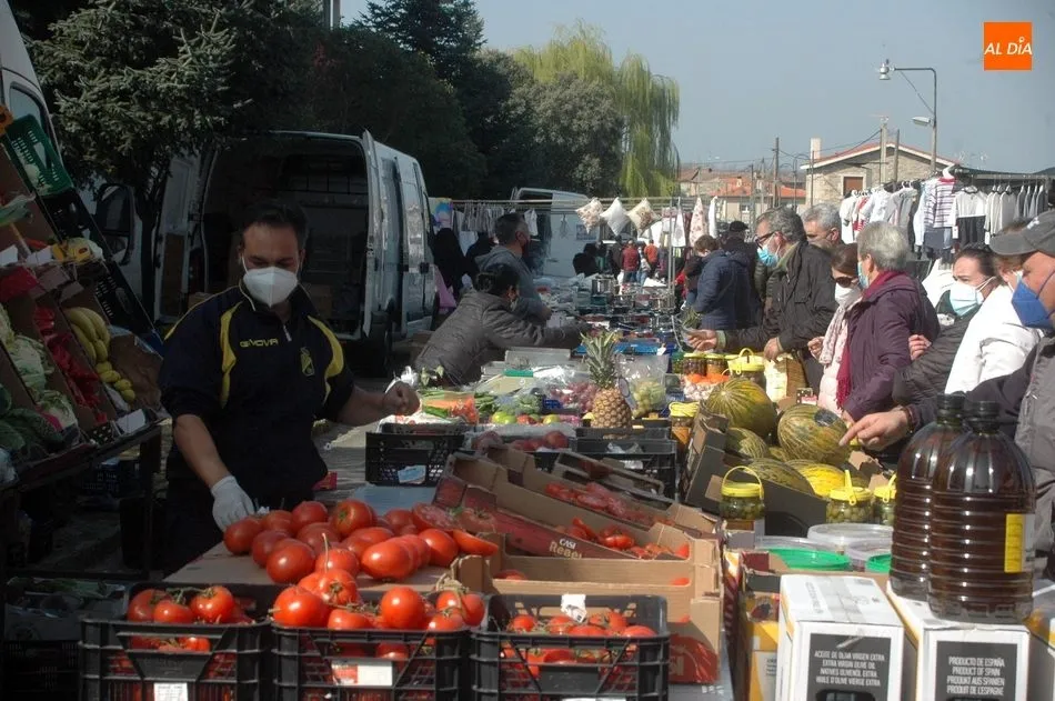 Foto 3 - El mercadillo de Trabanca acoge una buena afluencia de p&uacute;blico en su edici&oacute;n del mes de marzo  