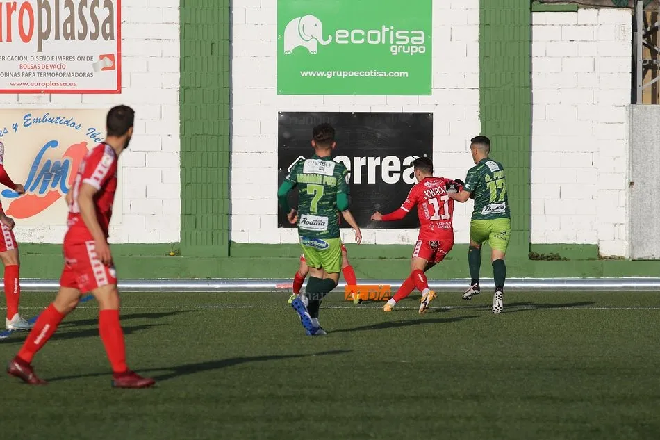 Foto 11 - Nespral llega, besa al santo, gana el derbi ante un Guijuelo con 9 y mete casi de forma matem&aacute;tica ...