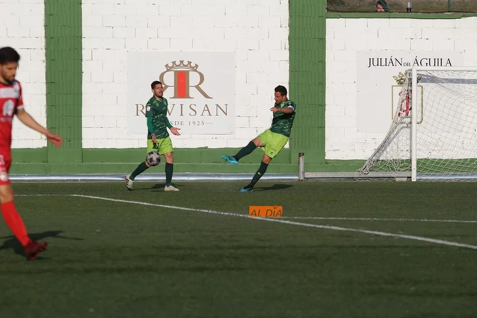Foto 5 - Nespral llega, besa al santo, gana el derbi ante un Guijuelo con 9 y mete casi de forma matem&aacute;tica ...