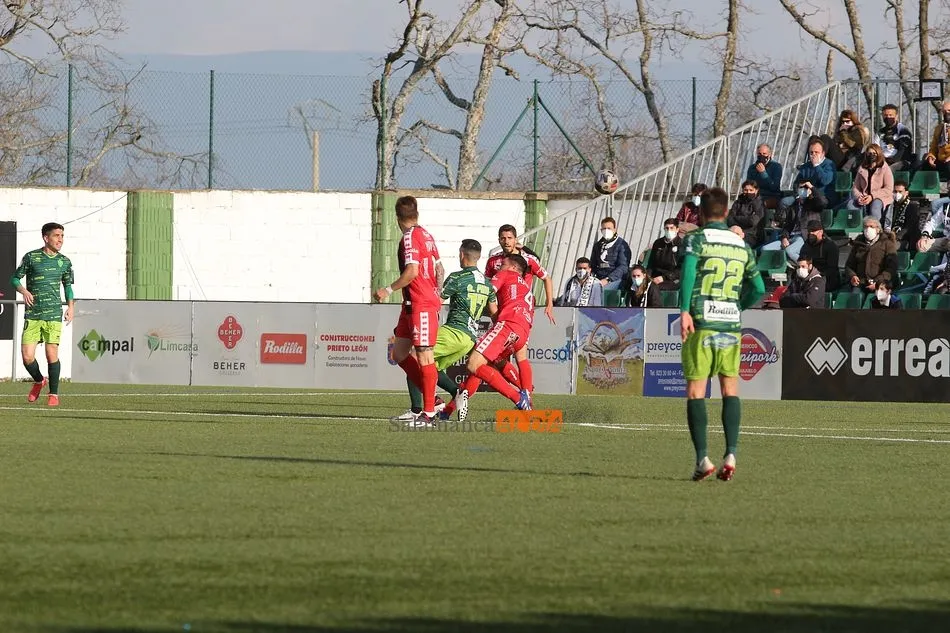 Foto 3 - Nespral llega, besa al santo, gana el derbi ante un Guijuelo con 9 y mete casi de forma matem&aacute;tica ...
