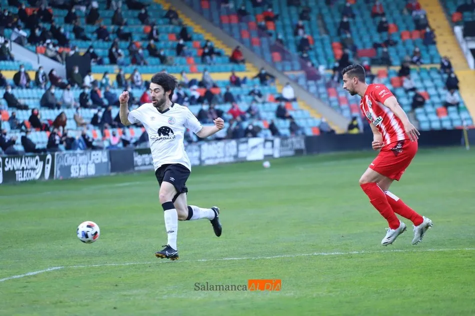 Coque, ante Javi Navas, en el Helmántico