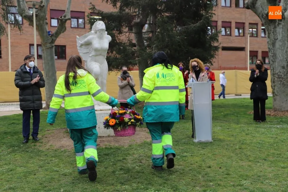 Foto 10 - Salamanca homenajea a la mujer con una ofrenda floral junto a la escultura &lsquo;Victoria&rsquo;&nbsp;