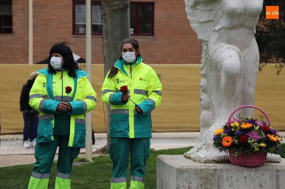 Foto 7 - Salamanca homenajea a la mujer con una ofrenda floral junto a la escultura &lsquo;Victoria&rsquo;&nbsp;