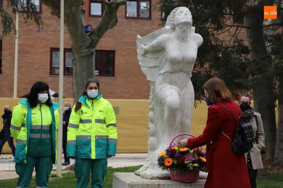 Foto 6 - Salamanca homenajea a la mujer con una ofrenda floral junto a la escultura &lsquo;Victoria&rsquo;&nbsp;