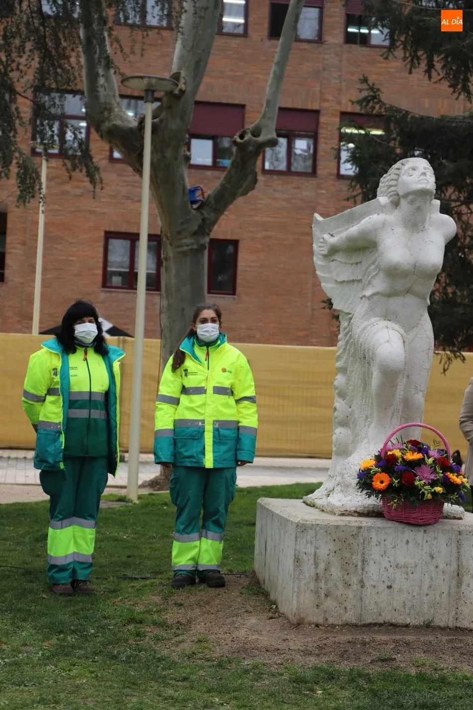 Foto 5 - Salamanca homenajea a la mujer con una ofrenda floral junto a la escultura &lsquo;Victoria&rsquo;&nbsp;