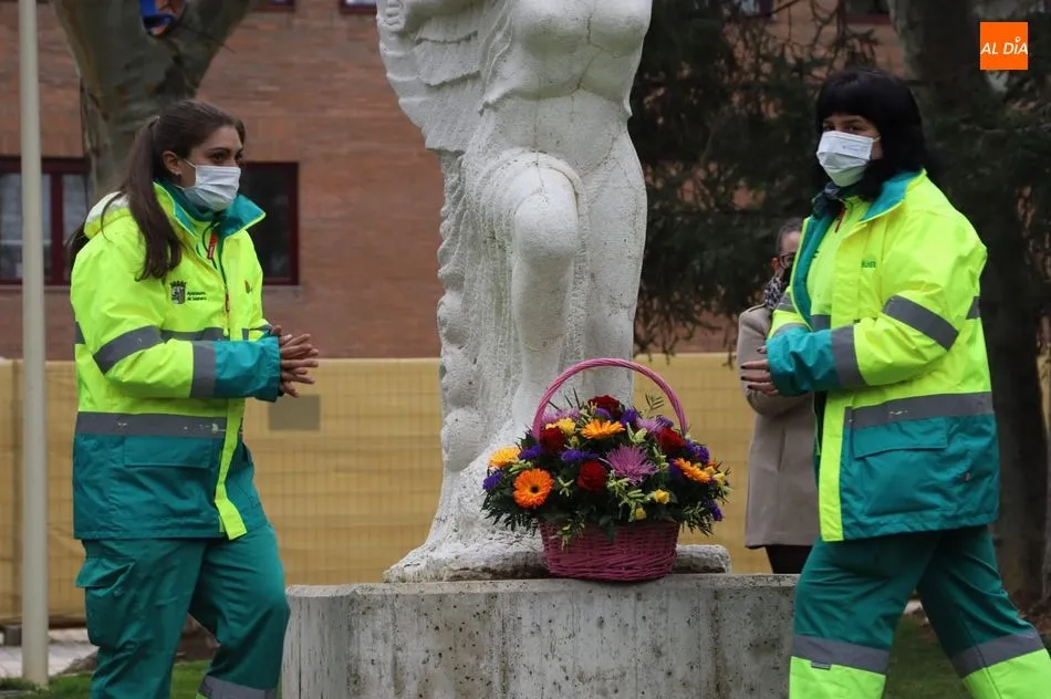 Foto 4 - Salamanca homenajea a la mujer con una ofrenda floral junto a la escultura &lsquo;Victoria&rsquo;&nbsp;