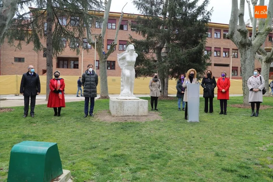 Foto 2 - Salamanca homenajea a la mujer con una ofrenda floral junto a la escultura &lsquo;Victoria&rsquo;&nbsp;